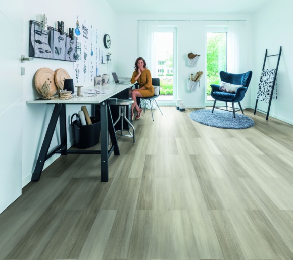 Panele w dekorze dębu – sposób na elegancką podłogę w praktycznym wydaniu Dom, LIFESTYLE - Panele o dekorze dębu ułożone na podłodze to jeden z tych elementów wykończeniowych, który nadaje pomieszczeniom wyjątkowej klasy, stylu i elegancji.