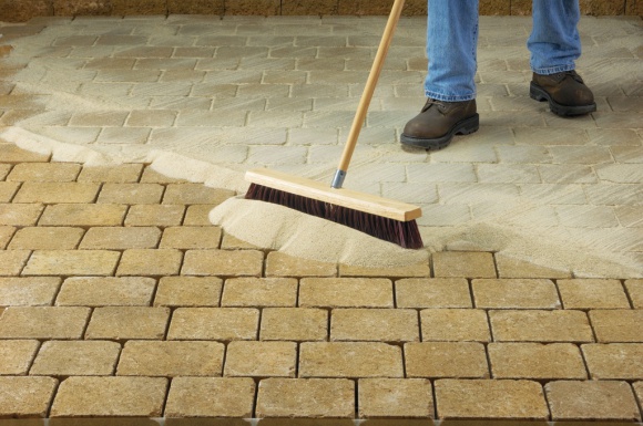 Ułóż samodzielnie nawierzchnię Dom, LIFESTYLE - Kostki i płyty betonowe to bezsprzecznie najczęściej używane materiały do budowy alejek, podjazdów czy tarasów, ze względu na ich trwałość, estetykę i wzornictwo. Czy nawierzchnię z nich zrobioną może wykonać każdy?