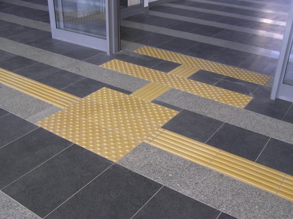 Systemy dotykowe, czyli przestrzeń publiczna bezpieczna dla wszystkich Dom, LIFESTYLE - Poruszając się po mieście nie zwracamy uwagi na to po czym chodzimy. A to, jaka nawierzchnia została zastosowana w danym miejscu ma ogromny wpływ na nasz komfort i bezpieczeństwo.