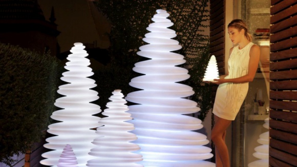 Najnowsza kolekcji VONDOM w Galerii Heban Dom, LIFESTYLE - Odważny design, zamiłowanie do awangardy i innowacyjność – takie są produkty hiszpańskiej marki VONDOM. Każda kolekcja, każdy pojedynczy przedmiot jest swojego rodzaju dziełem sztuki. W tym roku marka wprowadza cztery nowe, inspirujące kolekcje dodatków dekoracyjnych.