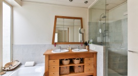 Mała łazienka w 3 krokach Dom, LIFESTYLE - Niewielki metraż łazienki wcale nie wyklucza funkcjonalności czy wyjątkowego designu. Kluczem do sukcesu jest odpowiednie rozmieszczenie sanitariatów, zastosowanie kilku trików powiększających optycznie przestrzeń oraz dobre oświetlenie. Jak urządzić małą łazienkę?