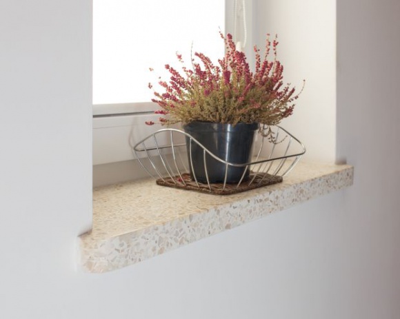 Parapet z betonu architektonicznego – modne i funkcjonalne wykończenie okna Dom, LIFESTYLE - Parapet zapewnia bezpieczeństwo i ochronę przed zawilgoceniem ścian, a dodatkowo spełnia niezwykle istotną funkcję estetyczną, szczególnie we wnętrzach. Ostatnimi czasy to właśnie parapety z betonu architektonicznego przeżywają swój rozkwit. Powodów tego jest wiele!