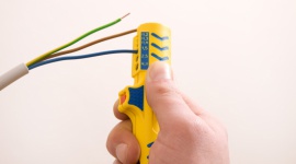 Jak prawidłowo ściągnąć izolację z kabla Dom, LIFESTYLE - Łączenie kabli czy podłączanie ich do rozmaitych urządzeń zwykle wymaga zdjęcia osłony na końcówkach. Ważne, by przy tej okazji nie uszkodzić metalowych przewodów, bo to mogłoby doprowadzić do poważnej awarii.