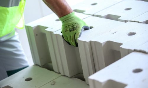 Czy ściany z silikatów wymagają otynkowania?