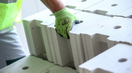 Czy ściany z silikatów wymagają otynkowania? Dom, LIFESTYLE - Wyroby wapienno-piaskowe charakteryzują się niską nasiąkliwością i wysoką mrozoodpornością. Cechy te sprawiają, że mogą z powodzeniem być stosowane nawet w trudnych warunkach, na jakie narażone są ściany fundamentowe lub elewacje.