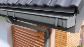 Rynny z PVC - solidna i pewna inwestycja na lata Dom, LIFESTYLE - Systemy rynnowe z polichlorku winylu (PVC) to najczęstszy wybór zarówno wśród klientów indywidualnych, jak i deweloperów. Ich niewątpliwą zaletą jest niższa - w porównaniu do rynien metalowych czy miedzianych - cena.