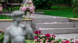 Bezpieczna droga do celu, czyli wybieramy materiał na schody Dom, LIFESTYLE - Obecność schodów zawdzięczamy zwykle ukształtowaniu terenu, które sprawia, że zastosowanie płaskiej nawierzchni nie jest możliwe. Aby spełniały swoją funkcję powinny zostać wykonane z przeznaczonych do tego okładzin. Jaki materiał spisze się w tym przypadku najlepiej?