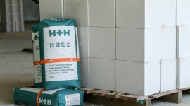 Dlaczego bloczki akustyczne są pozbawione profilowań? Dom, LIFESTYLE - Najważniejszym czynnikiem wpływającym na izolacyjność przegrody murowej jest gęstość objętościowa elementów, z których została wzniesiona. Bardzo dobrze pod tym względem sprawdzają się więc masywne wyroby wapienno-piaskowe.