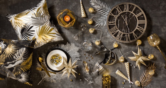 Sylwestrowe dekoracje w Twoim wnętrzu. Zaskocz gości efektowną aranżacją! Dom, LIFESTYLE - Po rodzinnych, świątecznych chwilach spędzonych z bliskimi, czas zaplanować noworoczną zabawę. Jeśli planujesz organizację Sylwestra we własnym mieszkaniu, mamy dla Ciebie kilka rozwiązań aranżacyjnych, które sprawdzą się zarówno tej nocy, jak i przez cały karnawał.