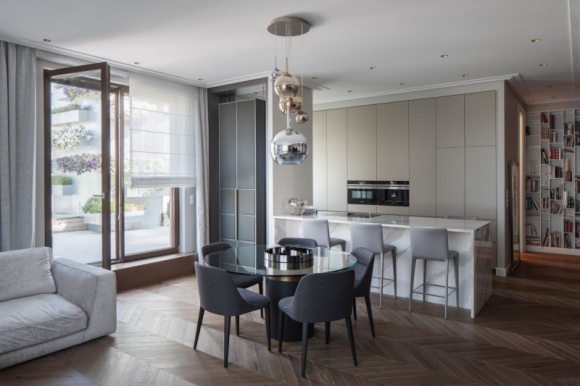 Komfortowy apartament projektu Pauliny Taff Dom, LIFESTYLE - Nowoczesny, a jednak otulający miękkością. Funkcjonalny i uporządkowany, lecz nie pozbawiony miejsca na rodzinne fascynacje i pamiątki. Położony w Miasteczku Wilanów apartament jest jak czysta karta, którą właściciele już wkrótce wypełnią domowym ciepłem.