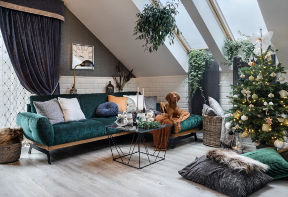 Jak udekorować salon na święta? Dom, LIFESTYLE - Podczas świąt, spośród wszystkich części domu, najwięcej dzieje się właśnie w salonie. To tu od lat swoje honorowe miejsce zajmuje choinka z bombkami i światełkami.