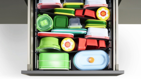 SpaceFlexx – praktyczny prezent pod choinkę Dom, LIFESTYLE - Przewracają się. Wypadają. Mają różne kształty i rozmiary, przez co nigdy do siebie nie pasują i wprowadzają nieustanny bałagan do kuchennych szafek i szuflad. O czym mowa? Naturalnie o pudełkach do przechowywania żywności.