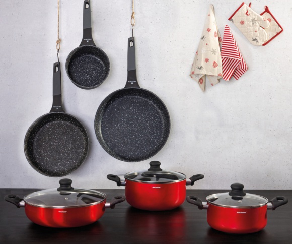 Świąteczne gotowanie z Netto Dom, LIFESTYLE - Bez względu na to, ile potraw zagości na twoim wigilijnym stole, warto, żeby ich przygotowywanie było przyjemnością. W stworzeniu idealnych świąt pomogą naczynia znajdujące się w najnowszej ofercie sieci handlowej Netto.