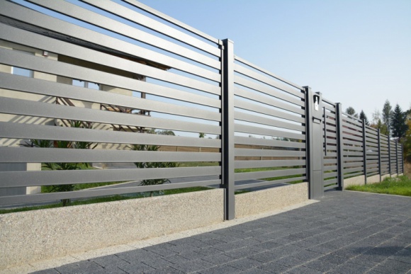 Sezon na innowacyjny minimalizm – jakie ogrodzenia wybierzemy w 2020 roku Dom, LIFESTYLE - Proste, minimalistyczne formy dostępne w ramach systemów, a do tego wyposażone w wiele zintegrowanych funkcji – tak w skrócie można opisać trendy ogrodzeniowe na rozpoczęty właśnie rok.