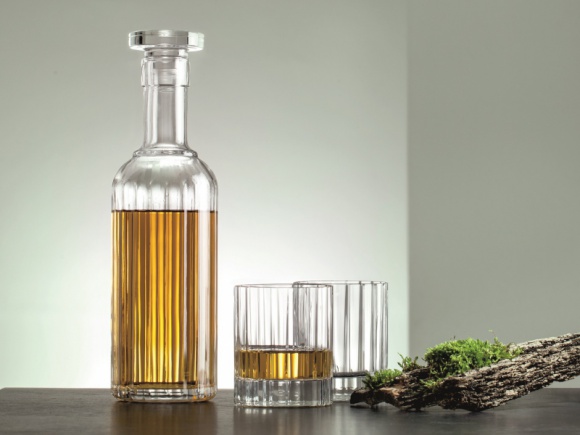 Perfekcyjne przyjęcie karnawałowe Dom, LIFESTYLE - W karnawale nieustającą popularnością cieszą się tzw. „domówki” – kameralne spotkania w gronie przyjaciół. Perfekcyjne przygotowanie karnawałowego stołu i wygodne serwowanie potraw i napojów ułatwią właściwie dobrane, praktyczne naczynia, kieliszki, karafki.