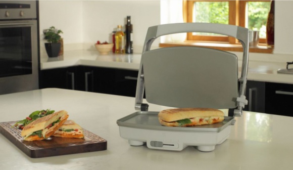 5 najbardziej przydatnych urządzeń o poranku Dom, LIFESTYLE - Świeża kawa, ciepłe pieczywo, aksamitne smoothies -brzmi jak przepis na idealny poranek. Jednak nie zawsze mamy czas, aby przygotować wszystko samodzielnie, szczególnie w dni, kiedy spieszymy się do pracy.