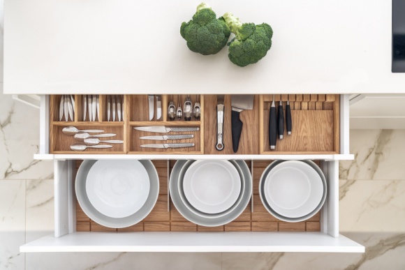 Szuflady 4.0 w kuchniach ZAJC Dom, LIFESTYLE - Luksus mebli i akcesoriów tkwi w detalach, które często wykonywane są ręcznie. Właśnie w ten sposób powstaje wiele elementów kuchni marki ZAJC. Należą do nich organizery do szuflad.