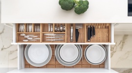 Szuflady 4.0 w kuchniach ZAJC Dom, LIFESTYLE - Luksus mebli i akcesoriów tkwi w detalach, które często wykonywane są ręcznie. Właśnie w ten sposób powstaje wiele elementów kuchni marki ZAJC. Należą do nich organizery do szuflad.
