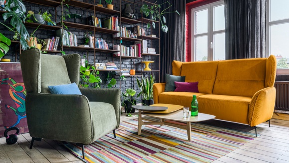 Kolor na salonach Dom, LIFESTYLE - Choć szarości i łagodne odcienie, charakterystyczne dla stylu skandynawskiego, wciąż mają się u nas dobrze, na salony śmiało wkroczyły sofy, fotele i narożniki soczyście kolorowe. Granat, zieleń, pudrowy róż, a może żółty? Zobacz, jakie meble wypoczynkowe są na topie!