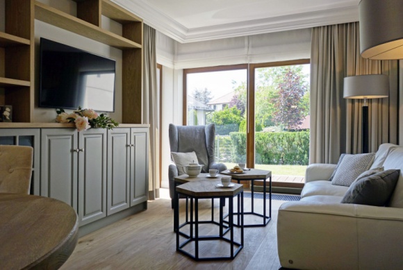 Kameralny apartament na Woli Justowskiej Dom, LIFESTYLE - Wola Justowska to prestiżowa dzielnica Krakowa, słynąca z zieleni i parków. Tutejsi mieszkańcy każdego dnia rozkoszują się spokojem i ciszą, choć wystarczy kilkanaście minut, by znaleźć się w centrum miasta.