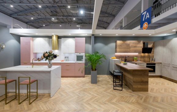 Co nowego w kuchni? Dom, LIFESTYLE - Kolor zaczyna dominować w kuchni. Chociaż nie błyszczy już na frontach, nie sposób nie zauważyć, że udało mu się zdetronizować wszechobecną biel. Modna zabudowa kuchenna jest nasycona kolorami w matowej strukturze i ozdobiona elementami czarnego metalu lub połyskującego złota.