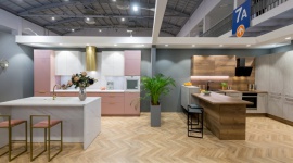 Co nowego w kuchni? Dom, LIFESTYLE - Kolor zaczyna dominować w kuchni. Chociaż nie błyszczy już na frontach, nie sposób nie zauważyć, że udało mu się zdetronizować wszechobecną biel. Modna zabudowa kuchenna jest nasycona kolorami w matowej strukturze i ozdobiona elementami czarnego metalu lub połyskującego złota.