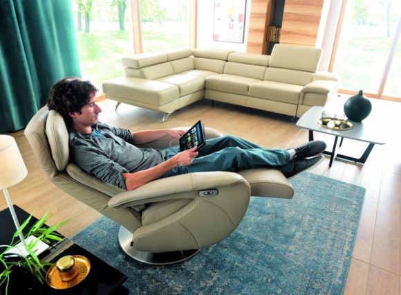 TRENDY W SALONIE, CZYLI JAKIE FOTELE POLACY WYBIERALI W 2019 ROKU Dom, LIFESTYLE - Idealnie pasują do przestronnego salonu, przytulnej sypialni, domowego gabinetu a nawet holu. Zapewniają komfortowy wypoczynek na siedząco podczas lektury ulubionych książek, oglądania telewizji, telefonicznych pogawędek, spotkań z bliskimi.