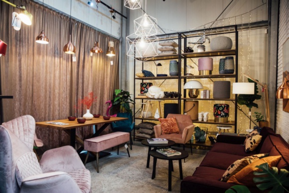 Polska branża wnętrzarska w dobie koronawirusa Dom, LIFESTYLE - Wybuch epidemii koronawirusa sprawił, że wielu z nas znalazło się w trudnej i nie do końca przewidywalnej sytuacji. Jak w czasach izolacji funkcjonuje polska branża wnętrzarska i architektoniczna? Z jakimi wyzwaniami musi się mierzyć?