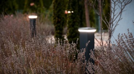 Zobacz swój ogród w nowym świetle Dom, LIFESTYLE - Wiosną ogród wymaga prac porządkowych - to najlepsza okazja do zaaranżowania na nowo oświetlenia wokół domu. Właściwie dobrane i odpowiednio rozmieszczone lampy zewnętrzne będą pełniły ważne funkcje praktyczne, ale też mogą nadać posesji zupełnie inny wymiar estetyczny.