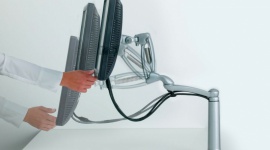 Jak urządzić home office? Dom, LIFESTYLE - Największą swobodę w aranżacji biura daje możliwość wydzielenia gabinetu. W wielu domach trzeba jednak wygospodarować kawałek miejsca w sypialni lub w salonie. Wtedy z pomocą przychodzą ergonomiczne rozwiązania.