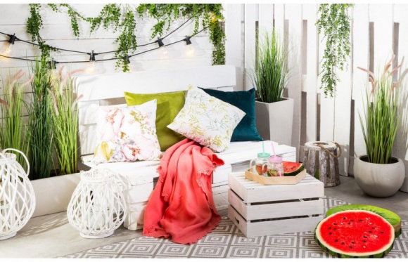 Aranżacja balkonu i tarasu – majówka pod hasłem #stayhome Dom, LIFESTYLE - Majówka w domu również może być udana – zadbaj o właściwą aranżację swojego balkonu, tarasu lub ogrodu i ciesz się relaksem na świeżym powietrzu we własnym kącie. Aby przestrzeń była klimatyczna i sprzyjała odpoczynkowi, wyposaż ją w praktyczne i stylowe akcesoria oraz dekoracje.