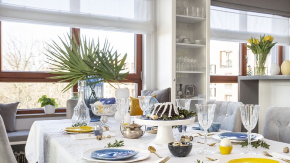 Tradycja z nowoczesnym twistem, czyli pomysły Decoroom na wielkanocny stół Dom, LIFESTYLE - Rozpoczynające Wielkanoc uroczyste niedzielne śniadanie to wyjątkowy czas w większości domów. Warto więc zadbać o estetyczną oprawę stołu, niezależnie od tego, czy w tym roku zgromadzi się wokół niego cała rodzina, czy też siądziecie do niego we dwójkę, lub sami.