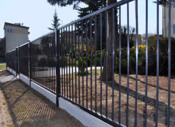 Ogrodzenie szybko i wygodnie Dom, LIFESTYLE - Firma Plast-Met Systemy Ogrodzeniowe wprowadziła do swojej oferty System Uniwersalny, który znacznie ułatwia proces grodzenia działki. Stanowi kompletną gamę produktów, pozwalającą skonfigurować dowolne ogrodzenie dopasowane do potrzeb konkretnej posesji.