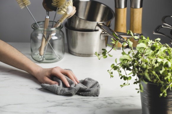 Nowość! Czy wiesz, że możesz używać ścierek zrobionych z butelek PET? Dom, LIFESTYLE - Recykling PET zyskuje na popularności, a na półkach sklepowych pojawia się coraz więcej produktów z odzyskanych surowców. Jest wśród nich także nowa ściereczka z mikrofibry z linii Paclan For Nature, która wykonana została w 55% z odzyskanych w procesie recyklingu butelek PET.