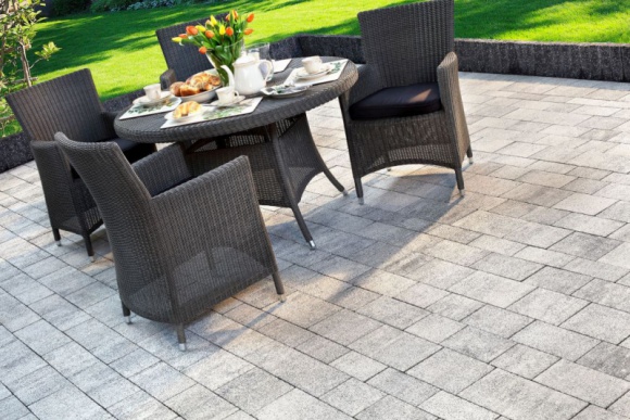 Kiedy impregnować? Zasady pielęgnacji kostki brukowej Dom, LIFESTYLE - Kostki i wielkoformatowe płyty betonowe to materiały najczęściej używane do budowy nawierzchni wokół posesji i w przydomowym ogrodzie. Podpowiadamy, jak o nie dbać, żeby cieszyć się ich pięknym wyglądem przez długi czas.