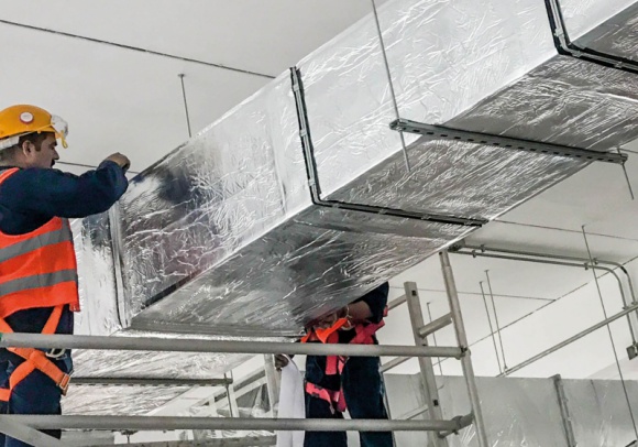 ArmaFlex Duct Plus Al – sposób na kompleksową izolację kanałów wentylacyjnych Dom, LIFESTYLE - Odpowiednia izolacja kanałów wentylacyjnych jest niezbędna do wydajnej pracy systemów klimatyzacyjnych, wentylacyjnych. Efektywna izolacja powinna uchronić instalacje przed kondensacją pary wodnej oraz korozją, redukować hałas, a przy tym być łatwa w montażu i trwała.