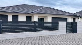 Piękno tkwi w prostocie - Nowoczesne Ogrodzenie Frontowe Malachit Dom, LIFESTYLE - Nowoczesna architektura lubi proste formy i oszczędność wyrazu. Tego typu budynki potrzebują jednak odpowiedniej oprawy - ogrodzenia, które wkomponuje się w ich stylistykę, podkreśli układ elewacji i nie przytłoczy nadmierną ozdobnością.
