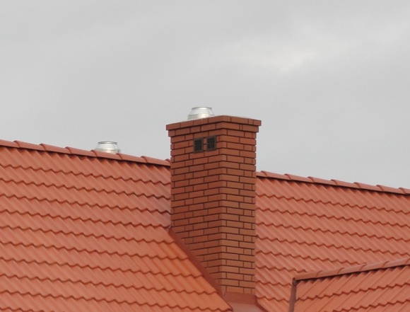Renowacja komina – kiedy i jak ją przeprowadzić? Dom, LIFESTYLE - Uszkodzenie cegieł i spoiw, brak szczelności lub chęć dostosowania systemu kominowego do nowoczesnych systemów grzewczych – istnieje kilka powodów, dla których konieczne jest przeprowadzenie renowacji komina. Kiedy i w jaki sposób można to zrobić? Oto kilka wskazówek.