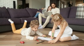 Komfort, bezpieczeństwo, oszczędności – co jeszcze zyskasz ze smart home? Dom, LIFESTYLE - Inteligentne systemy są już na tyle zaawansowane technologicznie, że nie tylko generują oszczędności, ale też posiadają zdolność uczenia się i samodzielnie regulują pracę wszystkich instalacji. Dopasowują się do domowników, zapewniając komfort i bezpieczeństwo.