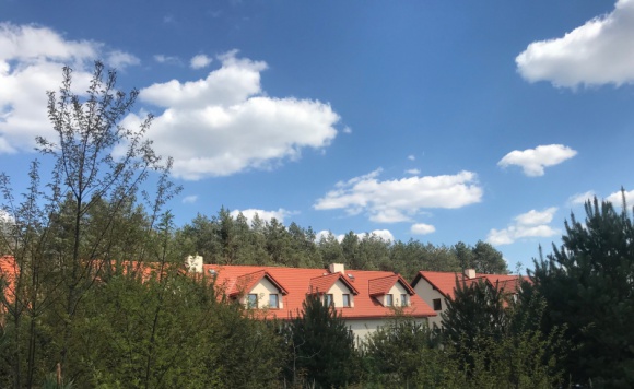 Leśny Zakątek w Chwałowicach - wymarzony dom pod lasem Dom, LIFESTYLE - W idealnym miejscu chcielibyśmy codziennie słyszeć szum drzew i śpiew ptaków, a w salonie, w dużym tarasowym oknie, codziennie móc oglądać zachody słońca. W idealnym miejscu codziennie pić poranną kawę z widokiem na las.