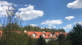 Leśny Zakątek w Chwałowicach - wymarzony dom pod lasem Dom, LIFESTYLE - W idealnym miejscu chcielibyśmy codziennie słyszeć szum drzew i śpiew ptaków, a w salonie, w dużym tarasowym oknie, codziennie móc oglądać zachody słońca. W idealnym miejscu codziennie pić poranną kawę z widokiem na las.