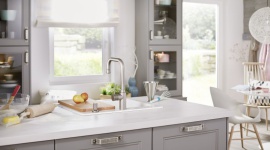 Jak wyczyścić zlewozmywak ceramiczny? Dom, LIFESTYLE - Zlewozmywaki z ceramiki można obecnie zobaczyć w wielu eleganckich i rustykalnych kuchniach. Niech nie zwiedzie Was ich delikatna uroda – taki zlewozmywak jest bardzo twardy i odporny.