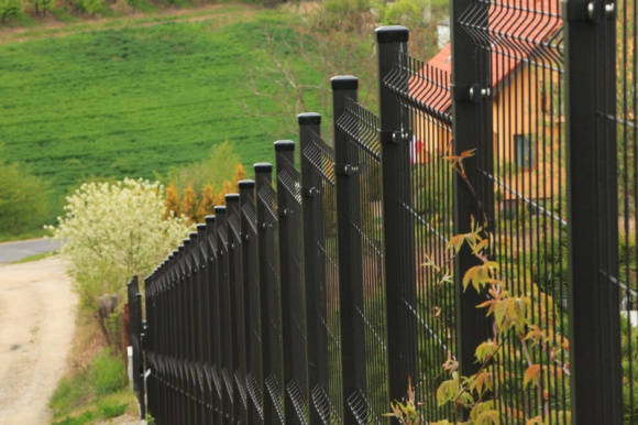 Ogrodzenie na pochyłym terenie - jest na to sposób! Dom, LIFESTYLE - Działka na skarpie lub terenie o znacznym pofałdowaniu wymaga niestandardowego podejścia. Specjalista od ogrodzeń zapewnia jednak, że grodząc taką posesję można osiągnąć bardzo dobry efekt estetyczny, a wybór modeli przęseł i bram wcale nie jest ograniczony.