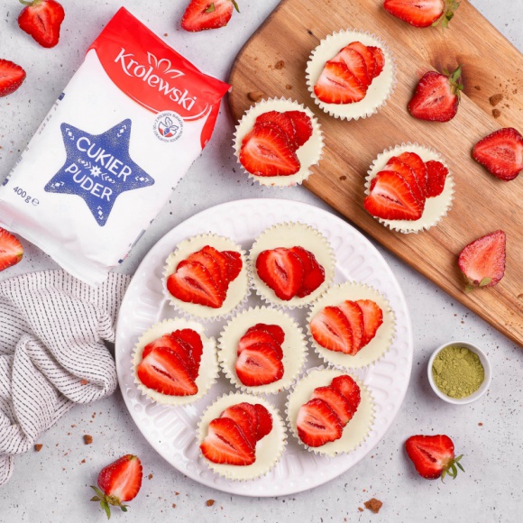 Zielone serniczki z herbatą matcha – deser idealny na upalne dni Dom, LIFESTYLE - W czasie letnich upałów nie mamy ochoty na włączanie piekarnika. To okres, w którym idealnie sprawdzają się lody oraz słodkości podawane na zimno. Jednym z niezawodnych przepisów na orzeźwiający deser jest sernik.