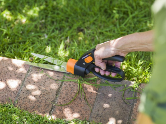 Krawędzie trawnika pod kontrolą Dom, LIFESTYLE - Elegancki, zadbany trawnik wymaga zarówno regularnego koszenia, jak i przycinania jego krawędzi przez cały letni sezon. Aby osiągnąć zamierzony efekt warto mieć na wyposażeniu nie tylko kosiarkę, lecz także specjalne nożyce.