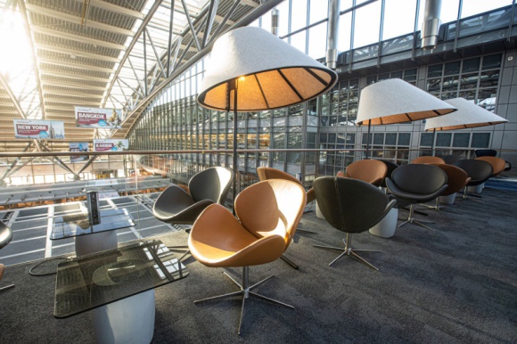 Lotnisko w Hamburgu. VIP Lounge stworzony przez BoConcept Business Dom, LIFESTYLE - BoConcept od wielu dekad dowodzi swojego kunsztu we współpracy z biznesem. Nowym tego przykładem jest niedawno zrealizowany projekt pracowni BoConcept Hamburg am Fischmarkt: loża biznesowa dla portu lotniczego w Hamburgu.