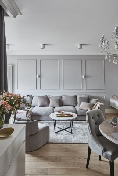 Pudrowa elegancja na warszawskim Mokotowie Dom, LIFESTYLE - Biały Kamień to świetne miejsce dla wszystkich, którzy kochają rytm miasta, a jednocześnie cenią relaks na łonie natury. Bliskie sąsiedztwo Pól Mokotowskich i lokalizacja niemal w samym sercu stolicy - czego chcieć więcej?