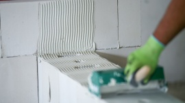 Jak poprawnie murować na cienką spoinę? Dom, LIFESTYLE - Bloczki z betonu komórkowego i elementy silikatowe to wysokiej jakości materiały murowe. Charakteryzują się one znakomitymi parametrami technicznymi, równą, gładką powierzchnią oraz wysoką dokładnością wymiarową.