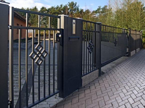 W dobrym stylu - ogrodzenie Jaspis marki Plast-Met Systemy Ogrodzeniowe Dom, LIFESTYLE - Eleganckie elementy dekoracyjne i pionowe kształtowniki zamknięte w prostokątnej ramie sprawiają, że ogrodzenie Jaspis wyróżnia się na tle innych ogrodzeń stalowych. Jeśli wzbogacimy je o szerokie słupy, możemy nadać naszej posesji prawdziwie rezydencjonalny charakter.
