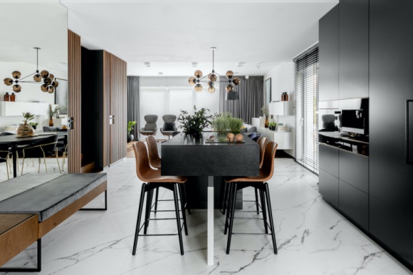 Azyl w Zaciszu Dom, LIFESTYLE - Spokojne warszawskie Zacisze na swój azyl wybrała czteroosobowa rodzina. O aranżację wnętrza zadbał zespół Modoso Interiors, w którym za kreację odpowiada Przemek Maziarz.